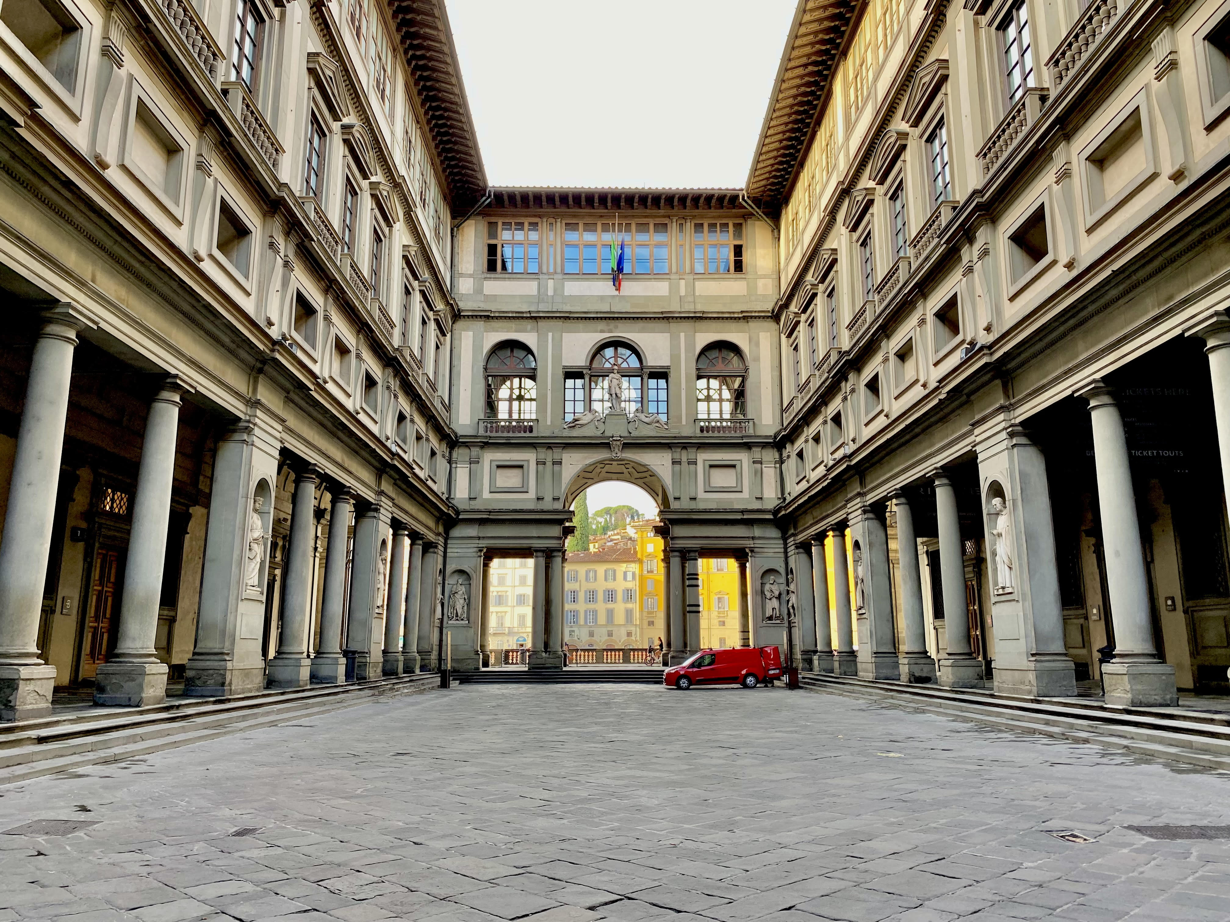 Piazzale degli Uffizi, la passerella tra i toscani illustri prima della visita al museo.