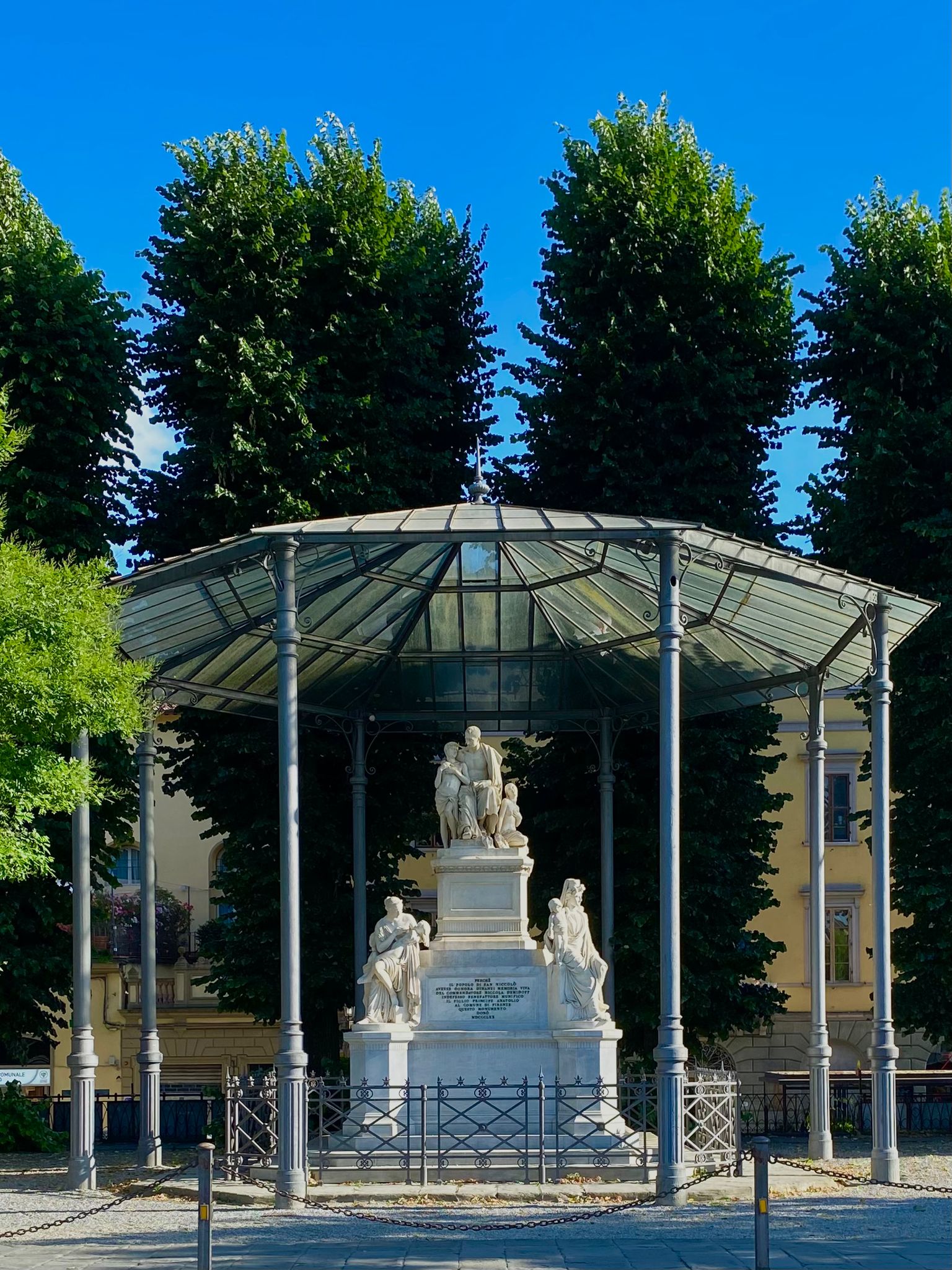 Il monumento a Nicola Demidoff risplende sul Lungarno Serristori